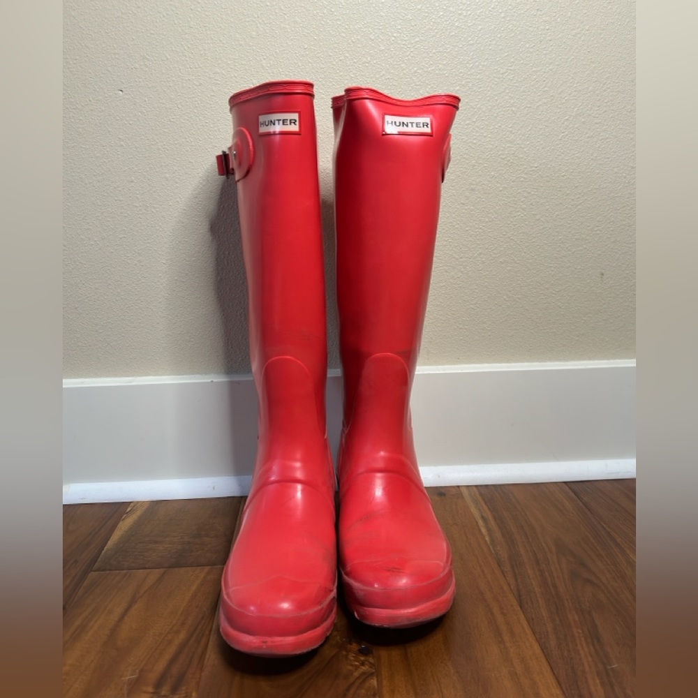 Original Tall Gloss Hunter Rain Boots. Color: Bright Coral. US Size 9